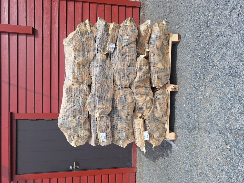 Tørr eikeved på pall - pakket i praktiske 40 liters sekker